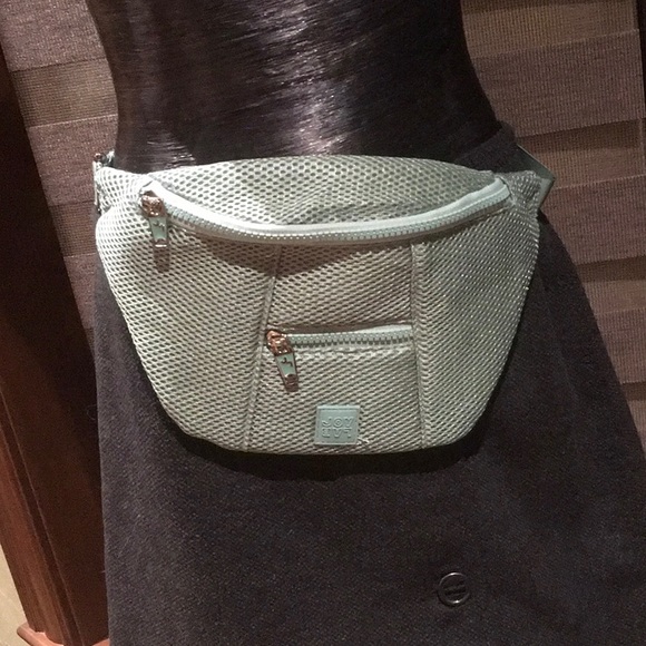 Super Cute Hip Fanny Bag.
Sage like green net mesh material, unique. - Picture 1 of 9